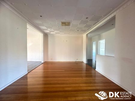 Conveniently Located in St Albans - Photo 2