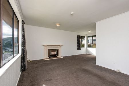 Cosy 3 Bedroom Home in Sought After Kelson - Photo 2