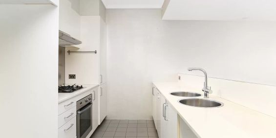 MGM MARTIN - TWO BEDROOM APARTMENT - Photo 3