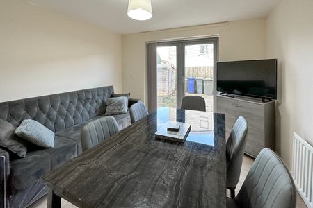 Room in a Shared House, Ashton Old Road, M11 - Photo 4