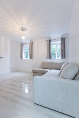 3 Bed Flat, Wandle Way, SW18 - Photo 2