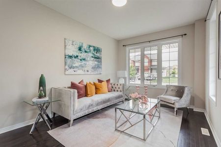 For Lease - 1 London Pride Drive, Richmond Hill, Ontario - Photo 2