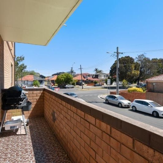 SPACIOUS TWO BEDROOM UNIT WITH LOCK UP GARAGE! - Photo 1