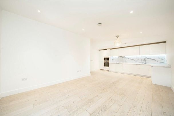 Frazer Nash Close, Isleworth, TW7 - Photo 1