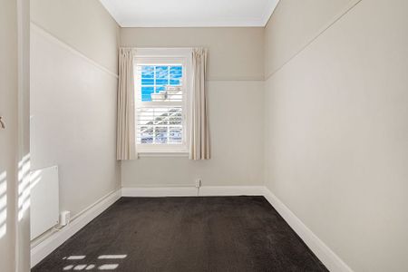 Iconic 4 bedroom with off street car parking - Photo 2