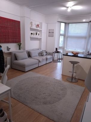 Studio Flat, Somerset Road, W13 - Photo 1