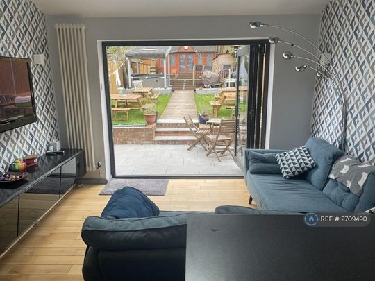 1 bedroom in a house share to rent - Photo 1