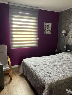 A LOUER - PONTAUBAULT Maison de plain pied comprenant : séjour avec cuisine aménagée de meuble... - Photo 1