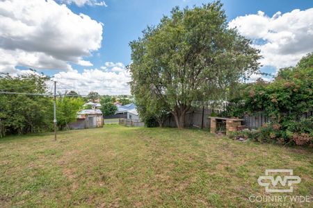 COMFORTABLE FAMILY HOME - Photo 2