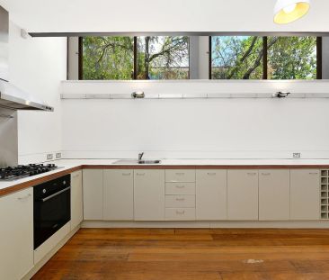 Stylish & Spacious Terrace in Prime Newtown Location - Photo 3