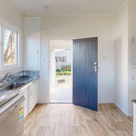 Spacious Living Space for Rent! - Photo 4