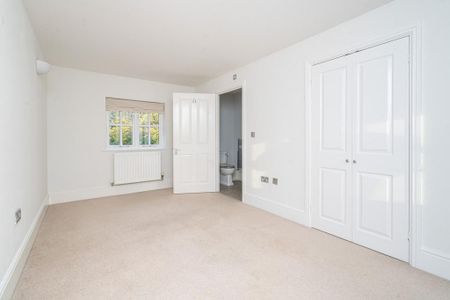 4 bedroom detached house to rent - Photo 4