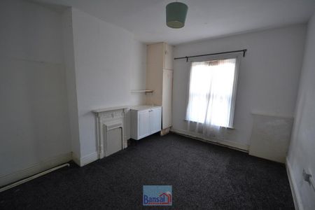 4 bedroom end of terrace house to rent - Photo 4