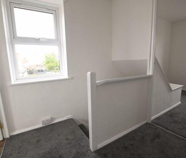 3 bedroom end of terrace house to rent - Photo 2