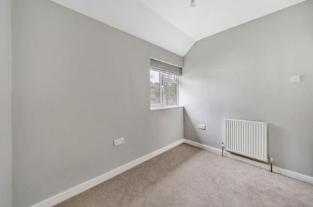 4 bedroom semi-detached house to rent - Photo 4