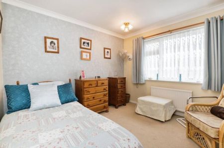 3 Bed Terraced House, Meggeson Avenue, SO18 - Photo 5
