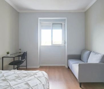 Room in a shared 4-bedroom apartment for rent in Lisbon for professionals - Foto 3