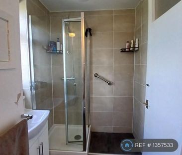 1 bedroom in a flat share to rent - Photo 5