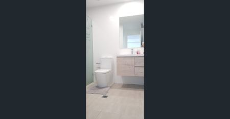 Stylish 2-Bedroom Apartment with City Views in Homebush - Photo 4