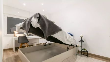 Room in a shared 5-bedroom apartment for rent in La Maternitat i Sant Ramon, perfect for couples. - Photo 4