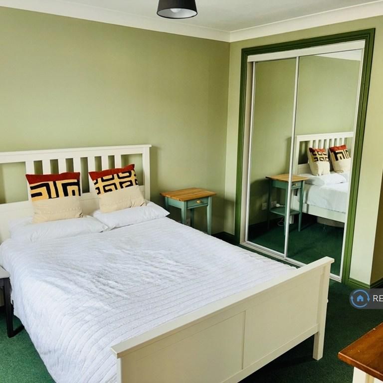 1 bedroom in a flat share to rent - Photo 1