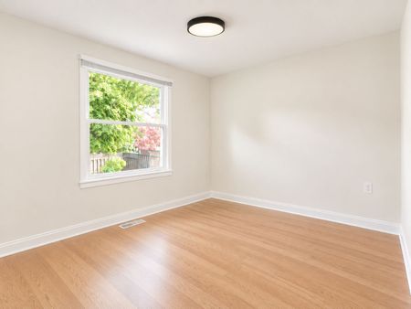 For Lease - 11 Cartwright Drive, Barrie, Ontario - Photo 2
