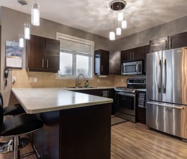 2 Bed 2 Bath Luxury Condo: Avail April 1 - Photo 4