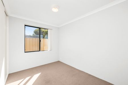 Comfort and convenience! 3 Bedroom 2 Bathroom Street Front Villa in Kelmscott - Photo 2