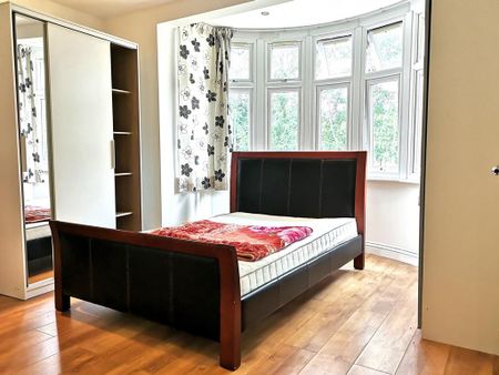 4 bedroom flat to rent - Photo 2