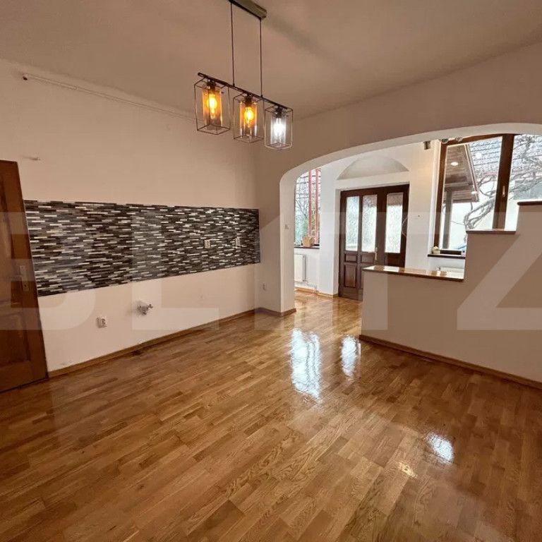 Eleganță și confort: casă renovată 2024 singur în curt - Fotografie 1