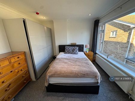 1 bedroom in a house share to rent - Photo 2