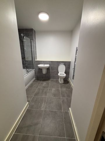 2 Bed Flat, Block C Grant Court, M5 - Photo 3
