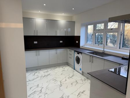 Two bedrooms two bathrooms first floor flat next to Newbury Park station- - Photo 2