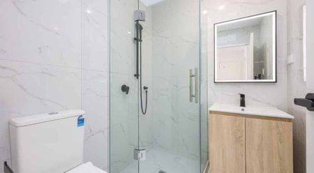 Modern 3 Bedroom Townhouse in Flat Bush - Photo 4