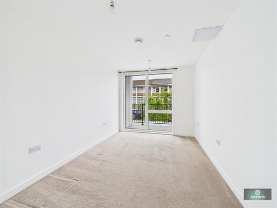 The Broadway, Crawley - Photo 1