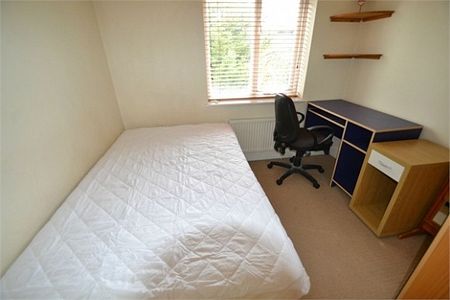 4 Bed - Triumph Close, Colchester, Essex - Photo 3