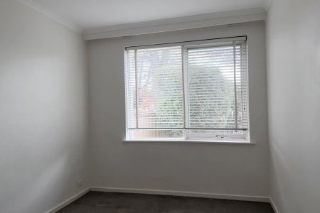 Convenient Ground Floor Two Bedroom Apartment - Photo 2