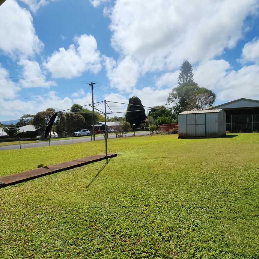 THREE BEDROOM HOME CLOSE TO SCHOOLS! - Photo 2