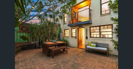 Size, light and position in a two-level brick home - Photo 5