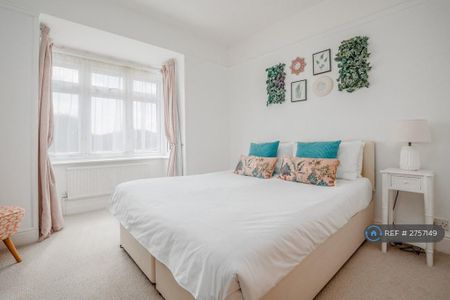 3 bedroom flat to rent - Photo 5