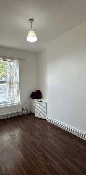 Kent View Gardens, Ilford, IG3 - Photo 1