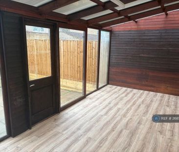 4 bedroom semi-detached house to rent - Photo 5