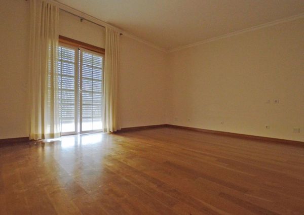 Apartamento T4 em condomínio com piscina e jardim na Beloura
