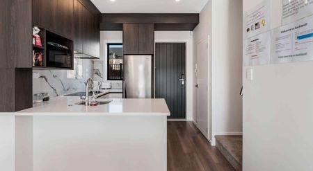 Charming 3-Bedroom Townhouse - Photo 5