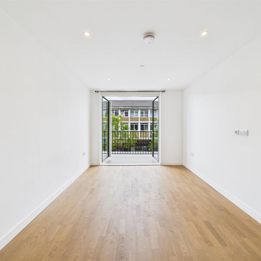 The Broadway, Crawley - Photo 1