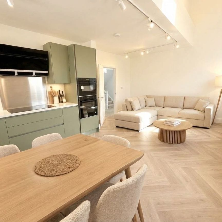 4 Bed Flat, Cathnor Road, W12 - Photo 1