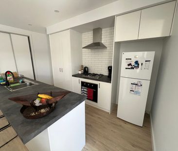 MODERN THREE BEDROOM TOWNHOUSE - Photo 4