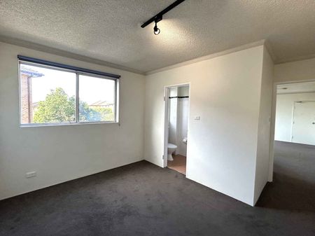 Bright and modern one-bed in the heart of Dulwich Hill - Photo 2