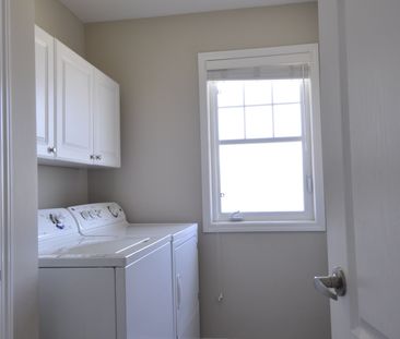 For Lease - 2266 Baronwood Drive, Oakville, Ontario - Photo 2