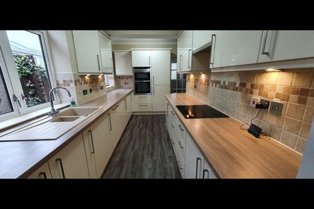 6 Bed Semi-Detached House, Mackie Avenue, BS34 - Photo 5